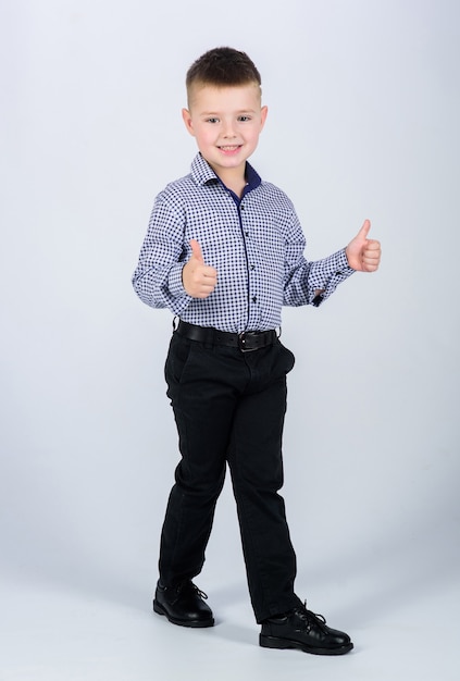 Moda infantil. Pequeño empresario. Escuela de Negocios. Crianza y desarrollo. Chico seguro. El niño pequeño usa ropa formal. Traje de evento serio chico lindo. Estilo impecable. Infancia feliz.