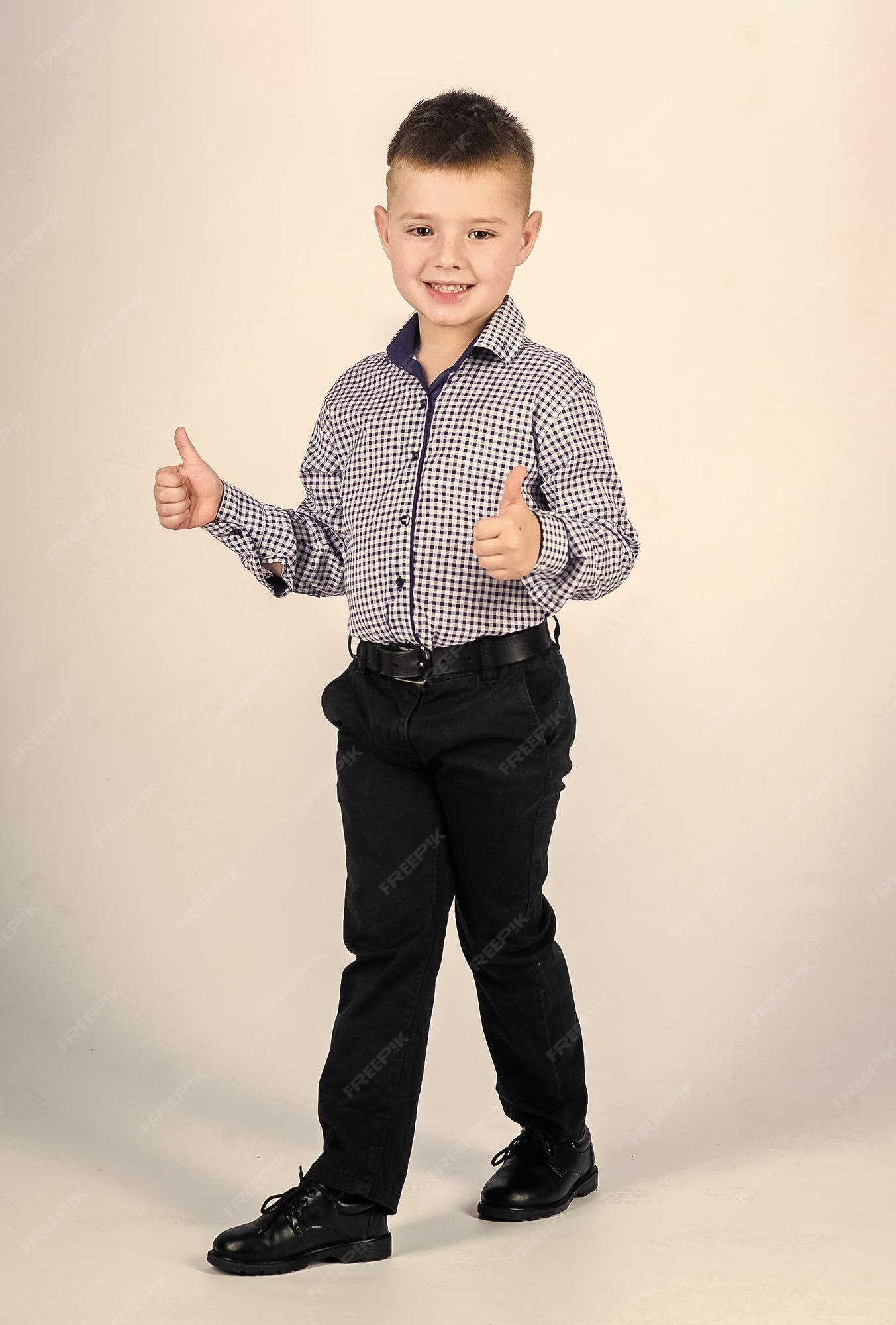 Moda infantil empresario escuela de negocios educación y desarrollo niño confiado niño pequeño usa ropa niño lindo traje de evento serio estilo impecable infancia feliz | Foto Premium