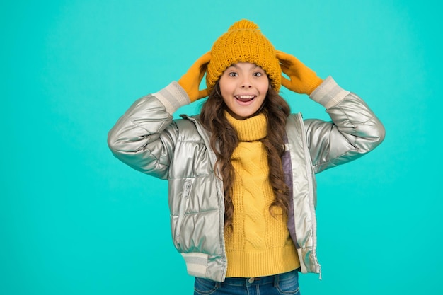 Moda infantil sazonal aconchegante e confortável infância felicidade adolescente pronta para o inverno Vamos celebrar o estilo de roupas acolchoadas cuide-se em clima frio criança feliz em roupas quentes de inverno