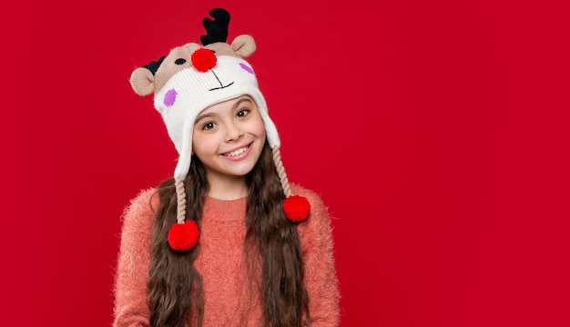 Moda de invierno para niños adolescentes copia espacio modelo de moda de niños adolescentes en sombrero de orejeras de invierno