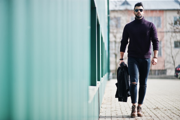 Moda jovem barbudo posando ao ar livre