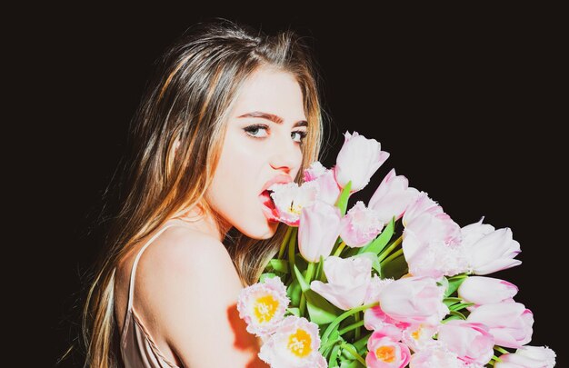Moda jovem com buquê de flores de tulipas de primavera. Anúncio de florista.