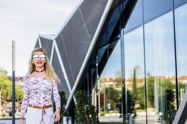 Moda jovem empresária andando com óculos de sol