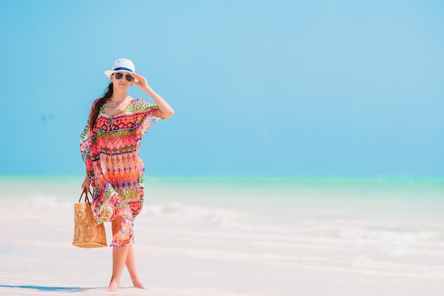 Moda jovem mulher de vestido verde na praia