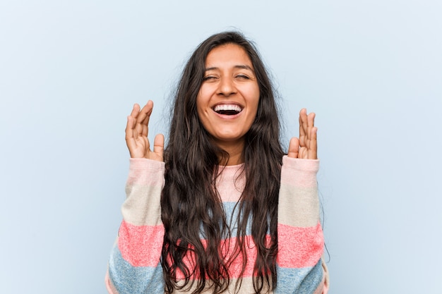 Moda jovem mulher indiana alegre rindo muito.