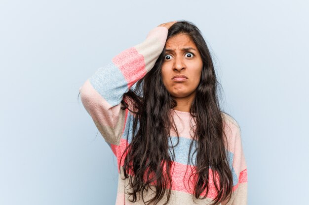 Moda jovem mulher indiana sendo chocado, ele se lembrou de reunião importante.