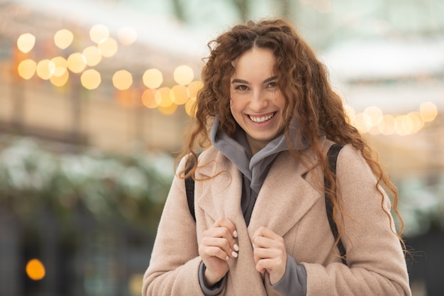 Moda jovem mulher no inverno.