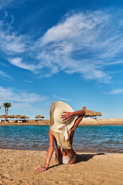 Moda jovem mulher sentada na praia