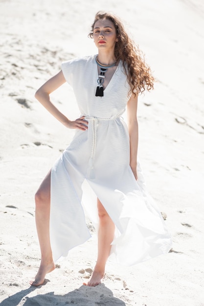 Moda jovem na praia em camisa branca