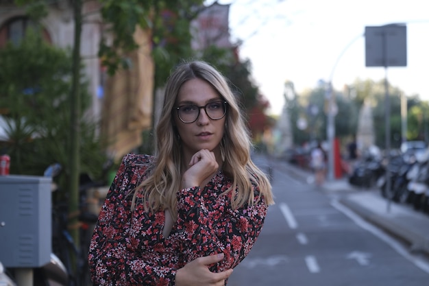 Moda jovem olhando enquanto posava para a câmera em uma rua de Barcelona