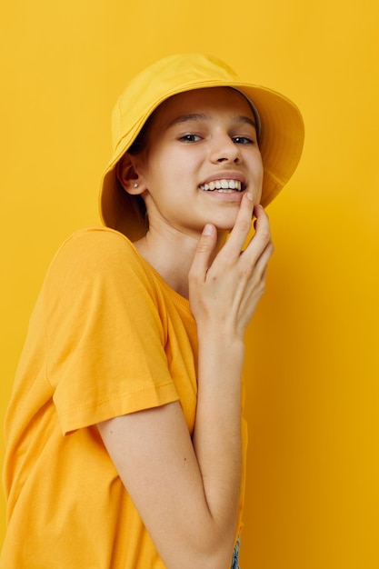 Moda jovem otimista em camiseta amarela posando moda no estilo de vida panamá inalterado