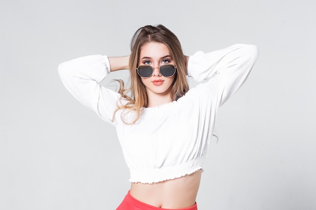 Moda joven mujer magnífica en blanco