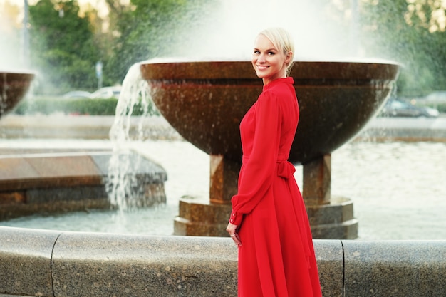 Moda joven rubia con vestido rojo