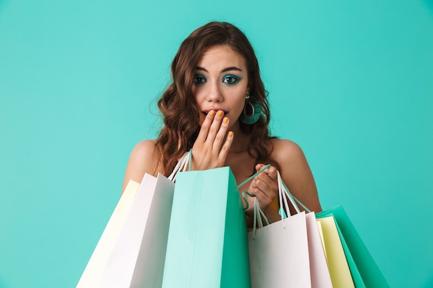 Moda joven vistiendo estilo de moda con coloridas bolsas de papel con compras