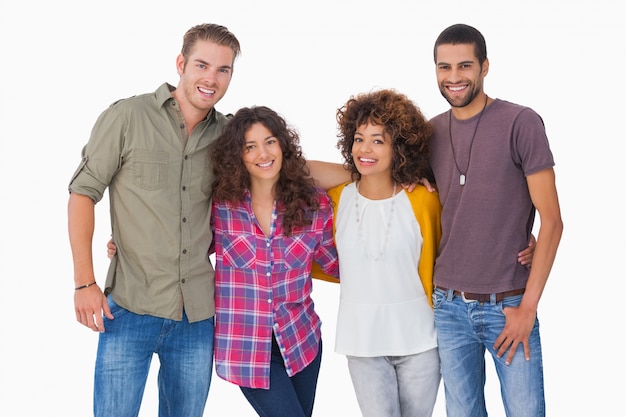 Moda jóvenes amigos sonriendo sobre fondo blanco