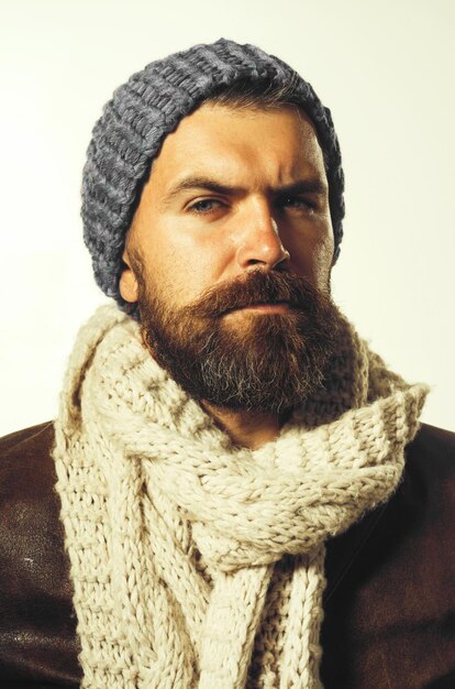 Moda masculina de inverno na moda homem barbudo bonito com chapéu homem bonito vestindo roupas de demiseason