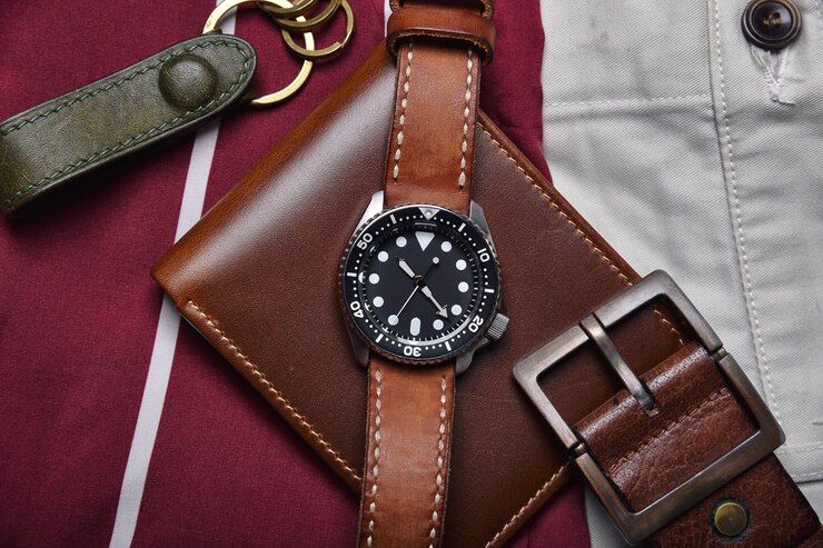 Foto moda masculina e acessórios, relógio de pulso com pulseira de couro marrom, material masculino da moda, relógio de mergulho com carteira e cinto.