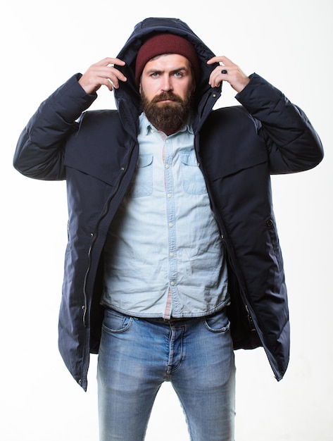 Moda masculina estilo hipster Roupa hipster Homem barbudo hipster stand em casaco preto quente parka isolado no branco Moda moderna Hipster Guy usar chapéu e jaqueta preta de inverno Elegante e confortável