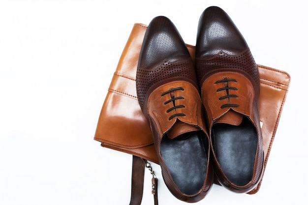 Moda masculina con zapatos de cuero marrón y bolso de negocios.