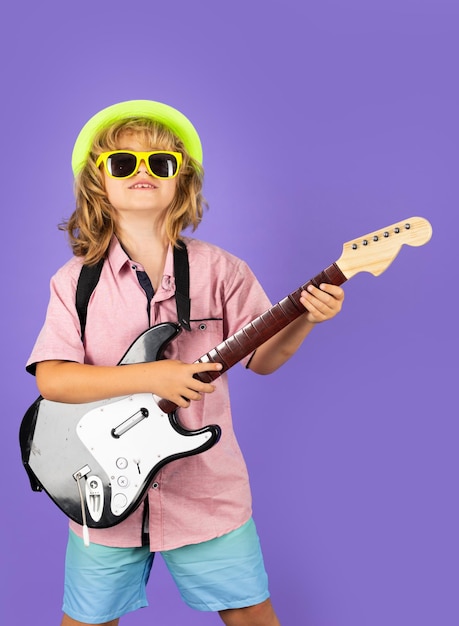 Foto moda menino do interior americano tocando música retrato de menino bonito no treino de violão criança rock engraçada com violão