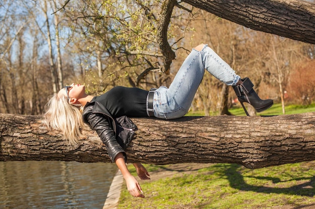 Moda modelo mujer descansando en el parque al aire libre