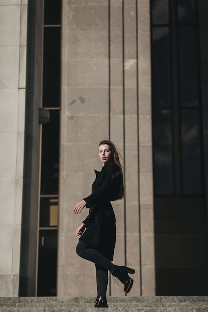 Moda mujer en abrigo negro