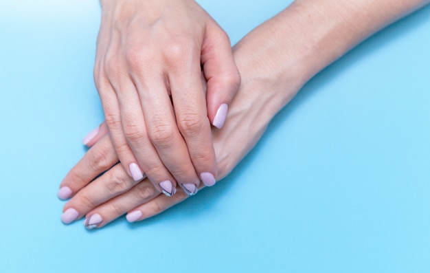 Moda mujer de arte de la mano, con maquillaje en contraste brillante y uñas hermosas