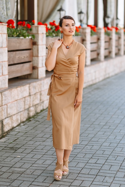 Moda mujer caminando por la calle