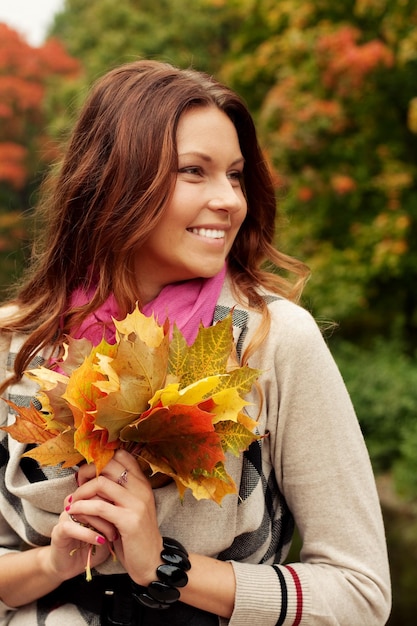 Moda mujer caminando en el parque otoño