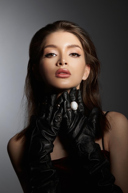 Moda mujer con guantes negros retrato belleza de cabello largo ojos hermosos