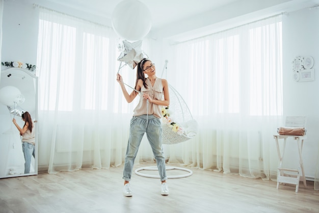 moda mujer hermosa con globos. Chica posando