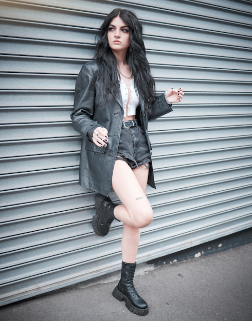 Moda de mujer joven y ropa de calle con estilo punk gen z al aire libre y moderno, vanguardista y elegante en la ciudad urbana Enfoque juvenil y belleza con modelo de moda estética rock en ropa de diseñador en Londres