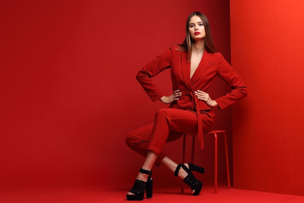 Moda mujer joven en traje rojo