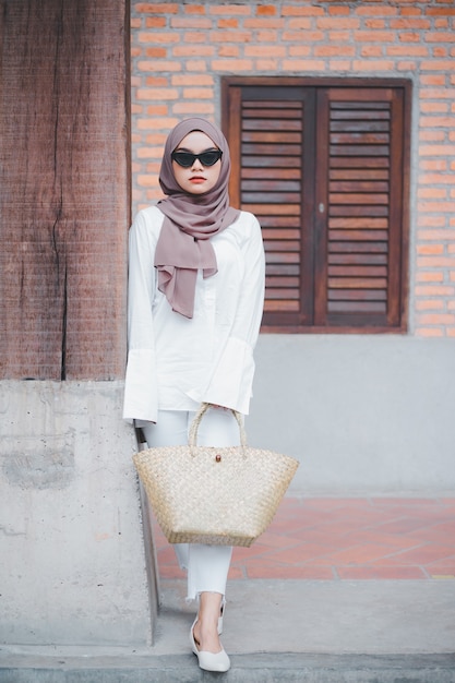 Moda mujer musulmana con hijab y gafas de sol