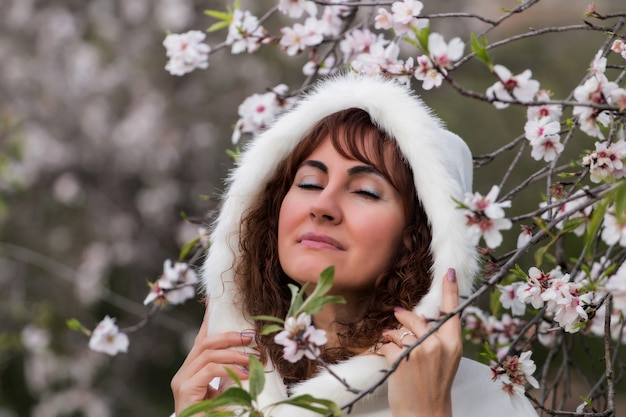 Moda mujer en la naturaleza