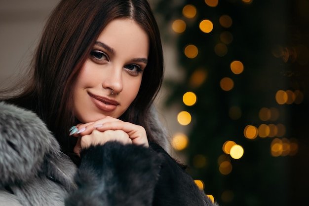 Moda mujer segura posando fuera de la calle vestido con abrigo de piel artificial en vacaciones de invierno