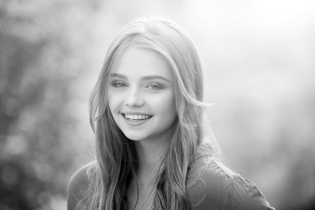 Moda mujer sonriente linda al aire libre. Chica ángel con cabello largo. Caras de emociones de mujer joven.