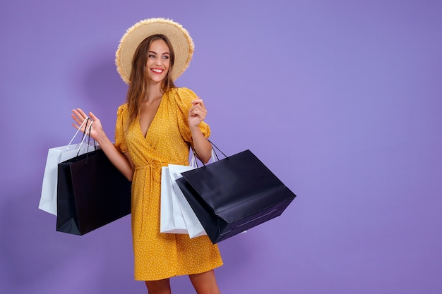 Moda mujer sostiene bolsas de compras en venta de fondo colorido compras compras viernes negro