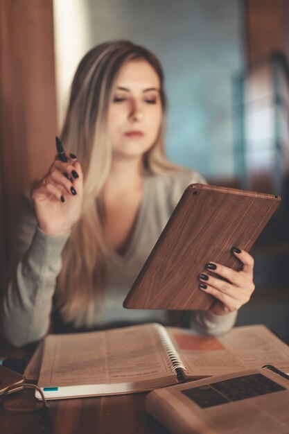 Moda mujer usando tableta