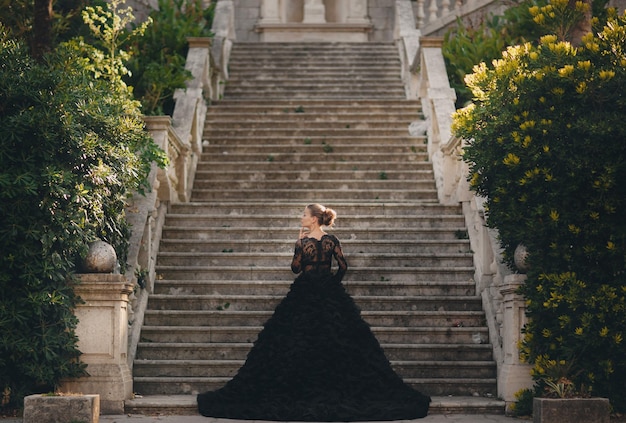 Moda mulher bonita em vestido preto de luxo ao ar livre