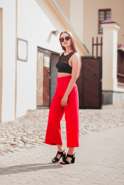 Moda mulher em roupas elegantes