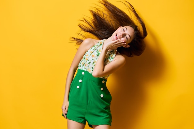 Moda mulher feliz amarelo linda emoção na moda roupa jovem estilo estiloso