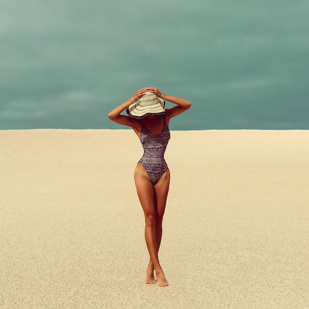 Foto moda mulher glamourosa de férias na praia