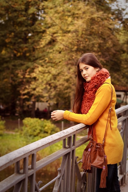 Moda mulher na ponte no outono park