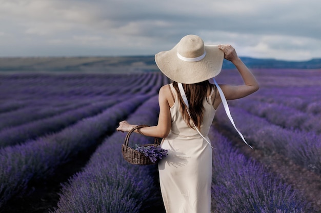 moda mulher no campo de lavanda