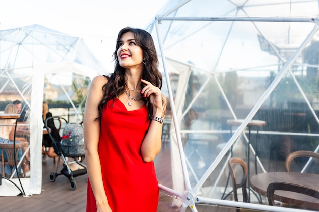 Moda mulher posando em um dia ensolarado de verão