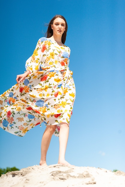 Moda mulher posando em um dia ensolarado de verão