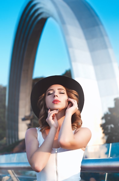 Foto moda mulher posando para a cidade