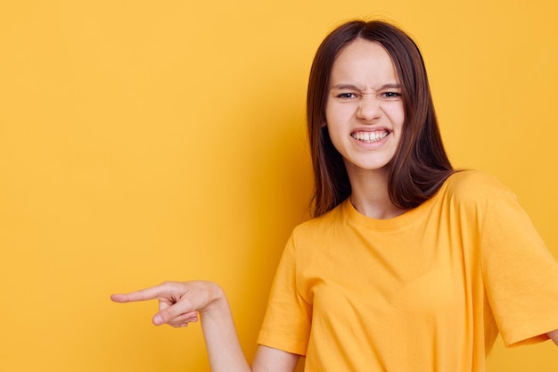 Moda de niña hermosa en pantalones cortos de mezclilla de camiseta amarilla Estilo de vida inalterado