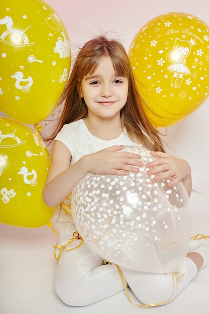 Moda niña niño celebración con globos